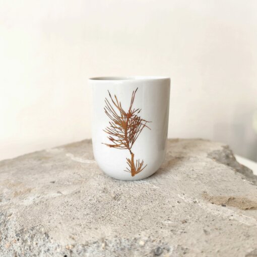 kalíšek bílý se zlatým jehličím